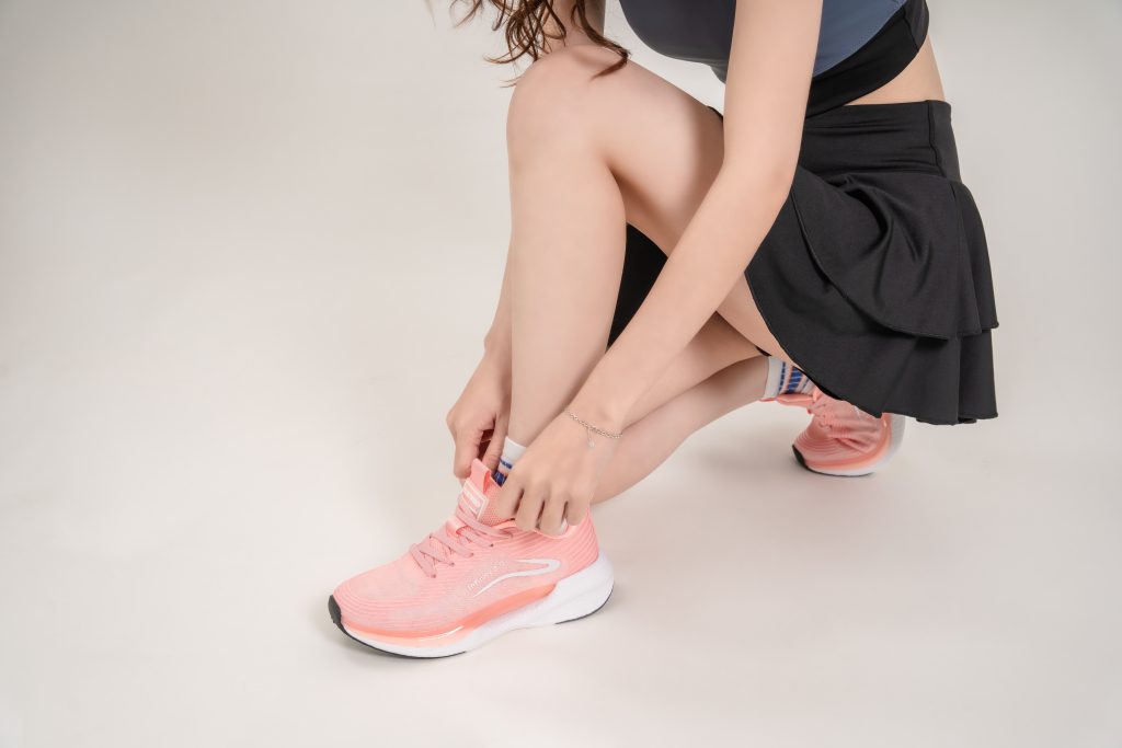 Thiết kế đế giữa rỗng, mô phỏng cấu trúc cây đàn cổ